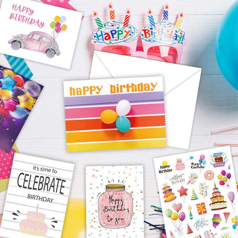 Juego de tarjetas de felicitación de cumpleaños con sobres.